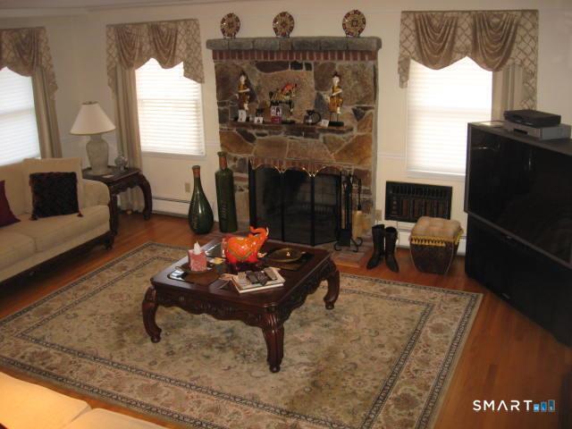 Foto 9 de Casa en renta en 407 West Hill Road, Stamford, CT — $6,700/mes