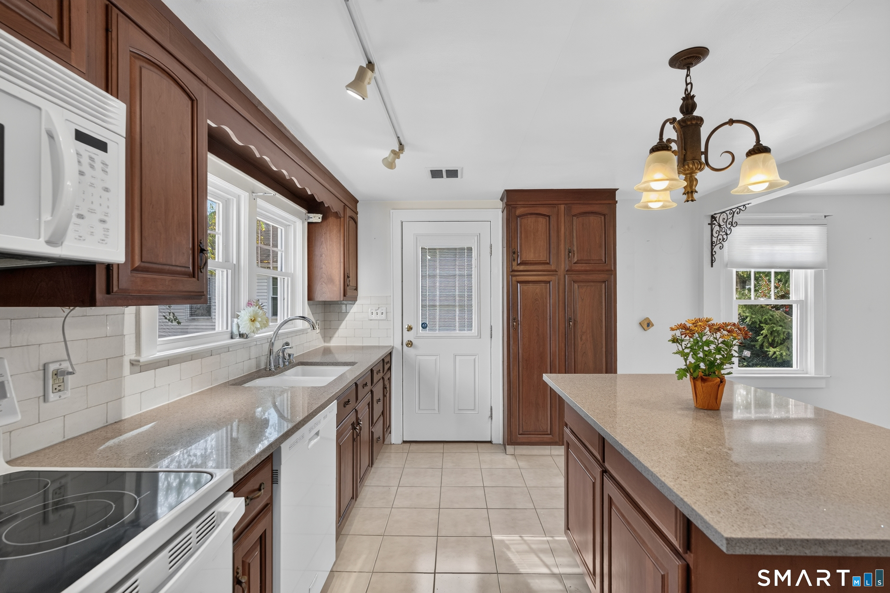 225 North Water Street photo 14