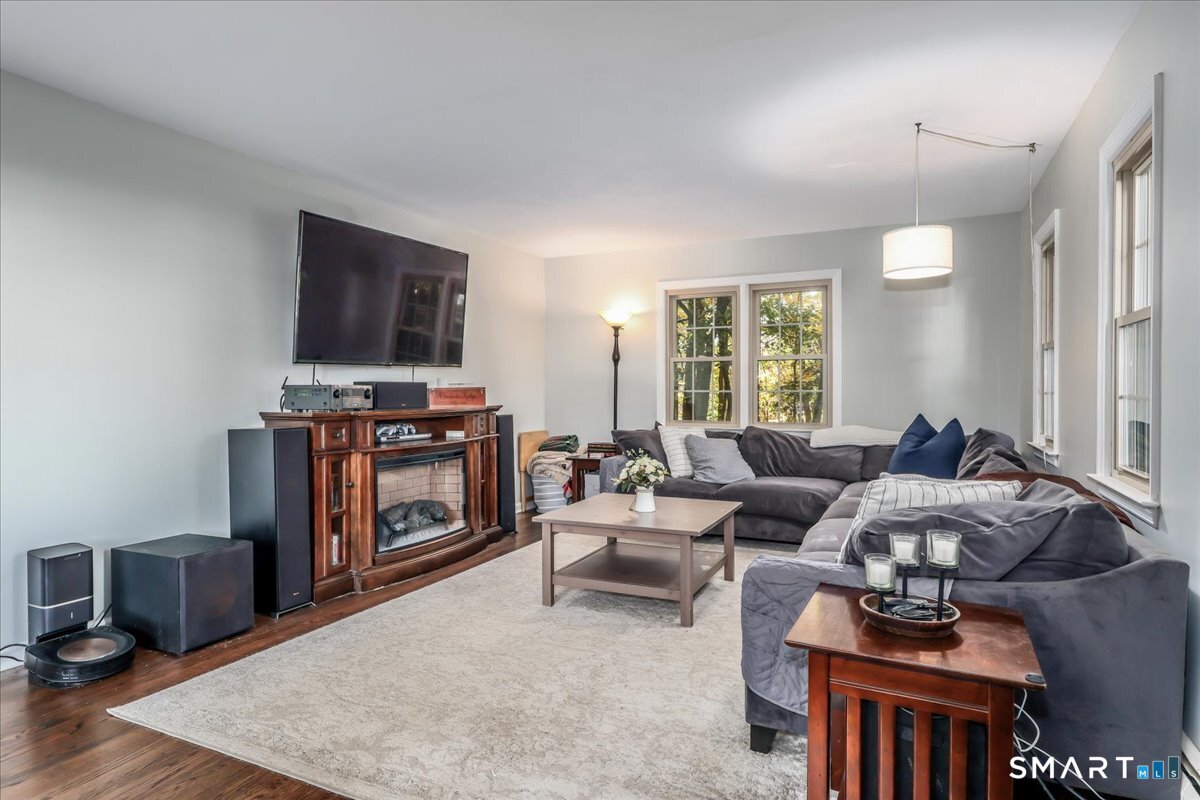 Photo 4 of Single family home for sale at 9 Gale Ct, Bethel, CT 06801 | MLS# 24215146 | Listing updated on 2026-10-29