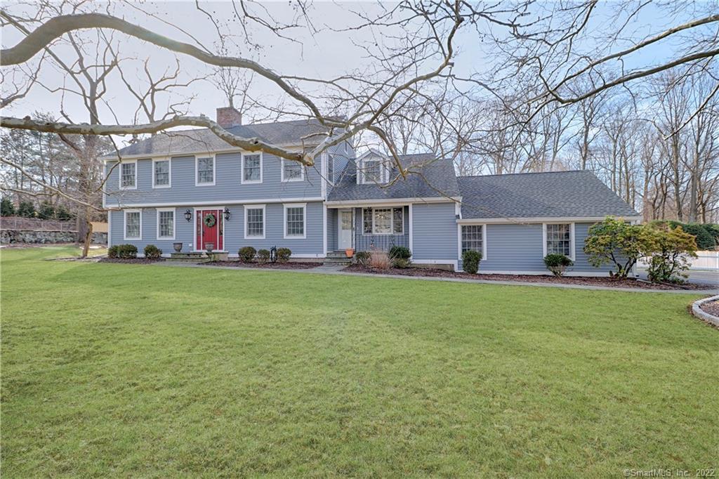21 Round Hill Drive — exterior photo