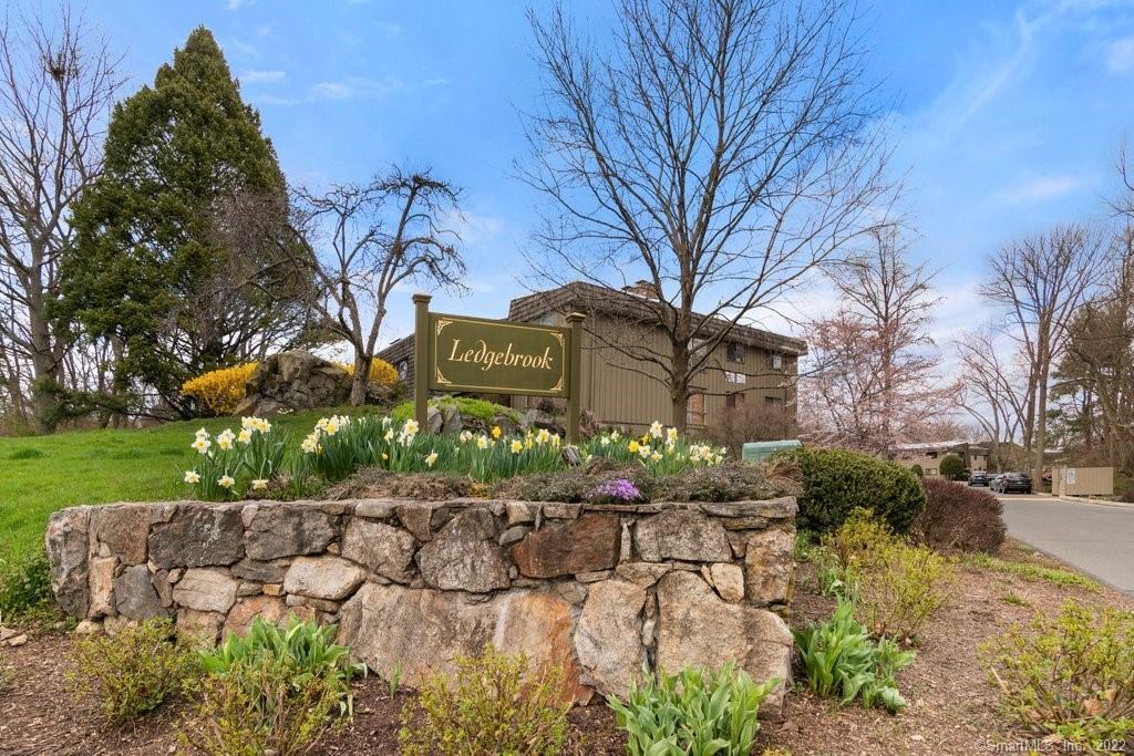 109 Ledgebrook Drive, Unit 109 — exterior photo