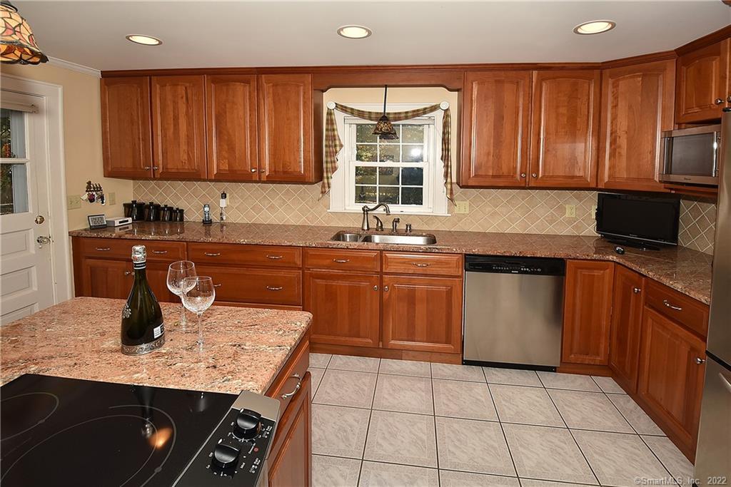 18 Bowers Street, Manchester, CT 06042 - Thumbnail 8