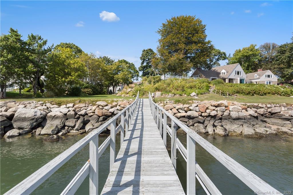16 Nathan Hale Drive — exterior photo