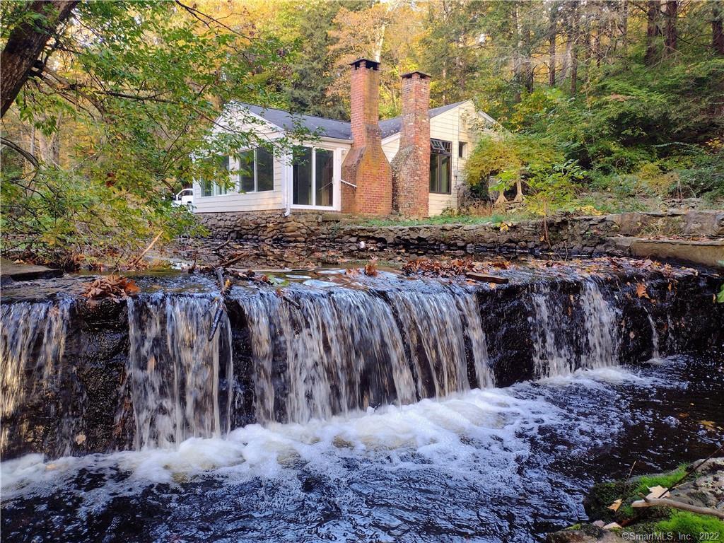 82 Newtown Turnpike — exterior photo