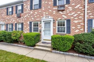 27 Maple Tree Avenue, Unit 4