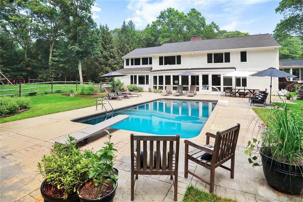 11 Slawson Court — exterior photo