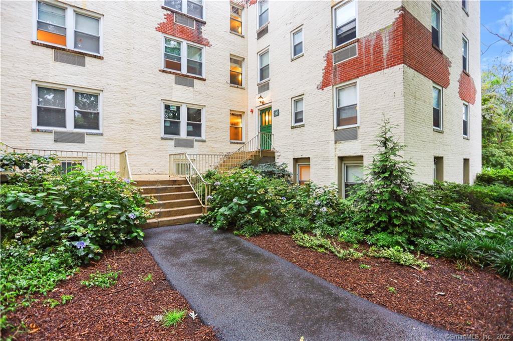 140 Woodside Green, Unit 3C — exterior photo