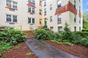 140 Woodside Green, Unit 3C
