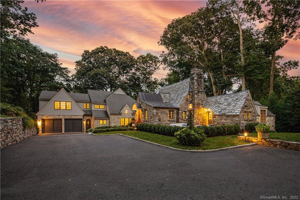 7 April Drive — exterior photo