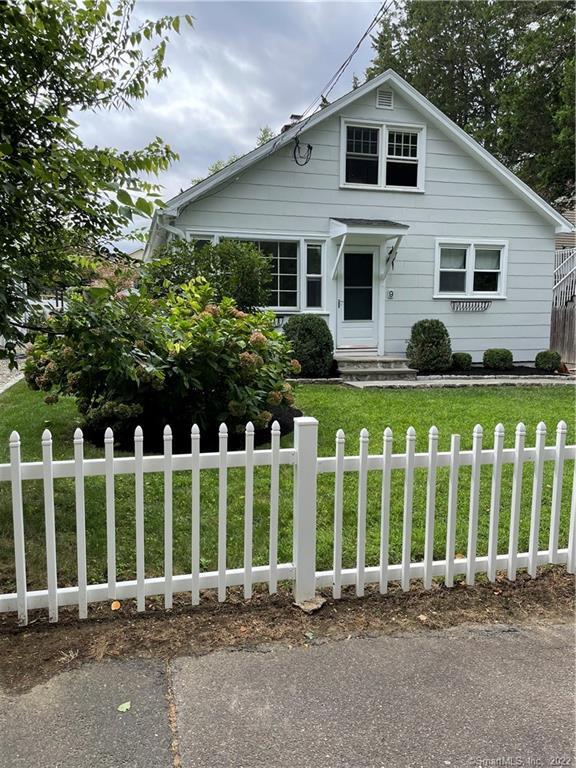 9 Triangle Street — exterior photo