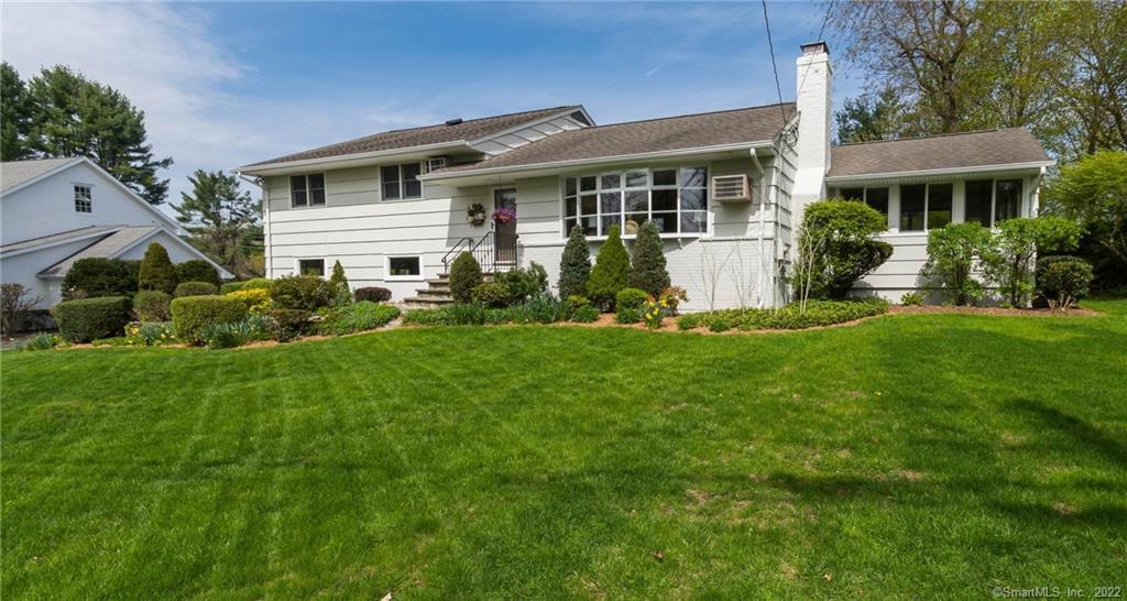 8 Blue Ribbon Drive — exterior photo