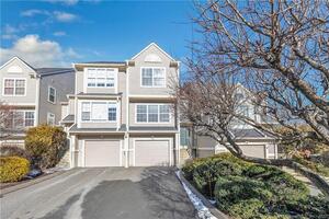 102 Paugusett Circle, Unit 102