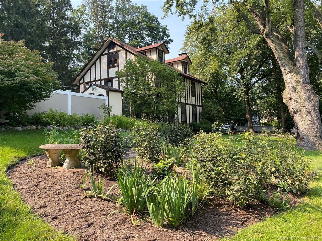 100 Toms Road — exterior photo