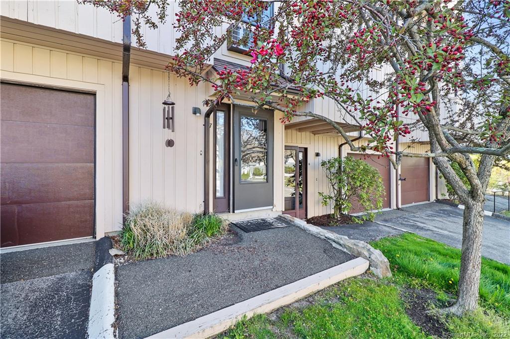 19 Woodway Road, Unit 7 — exterior photo