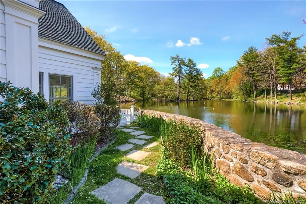292 Fillow Street — exterior photo