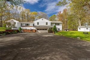 40 Ravenwood Drive