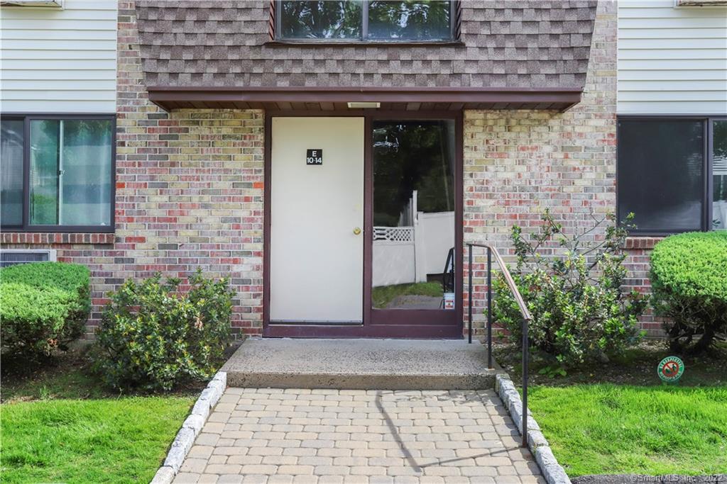 255 Strawberry Hill Avenue, Unit E11 — exterior photo