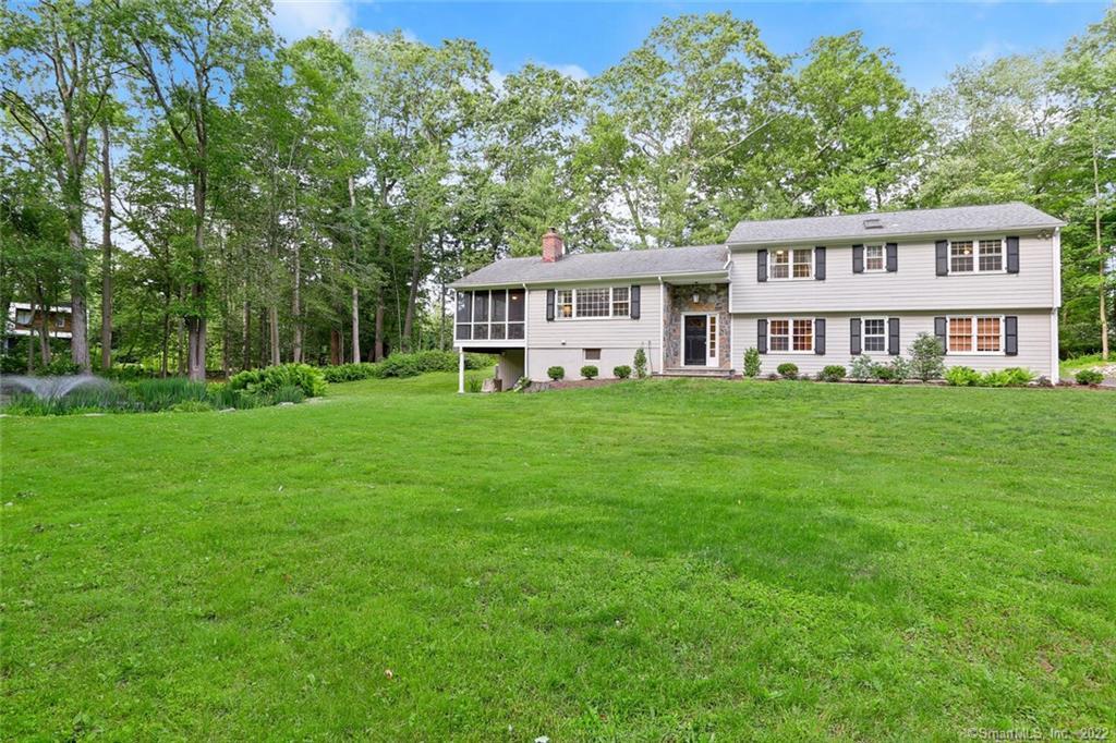 18 Twin Circle Drive — exterior photo