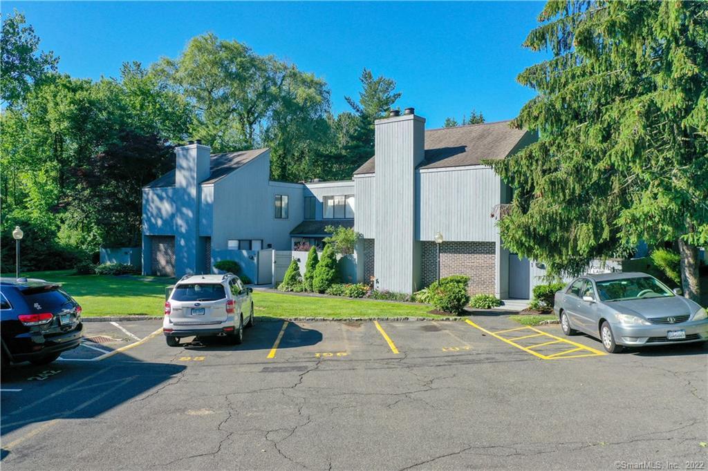 4 Green Briar Lane, Unit 4 — exterior photo