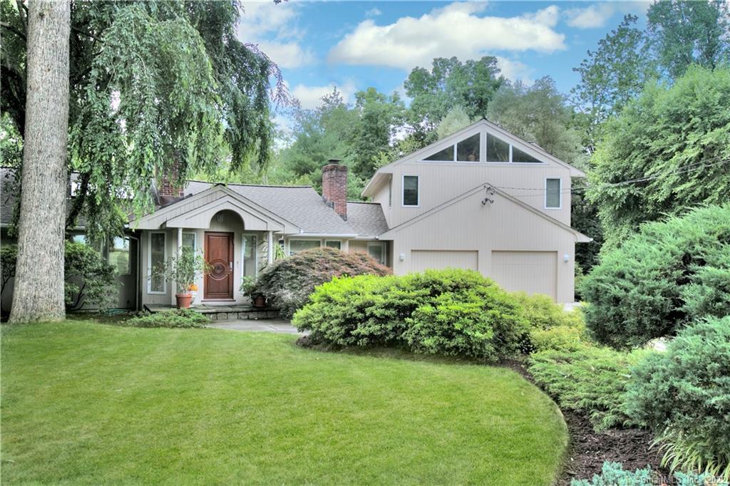 6 Manor Drive — exterior photo