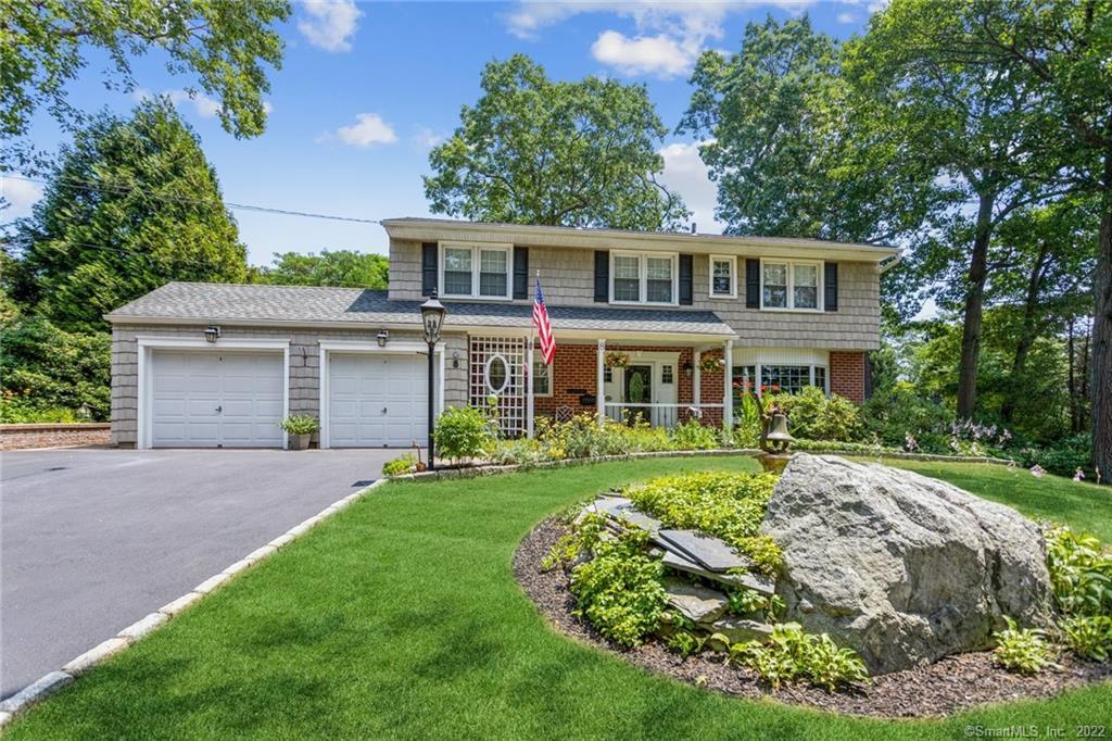 8 Hollow Oak Lane — exterior photo
