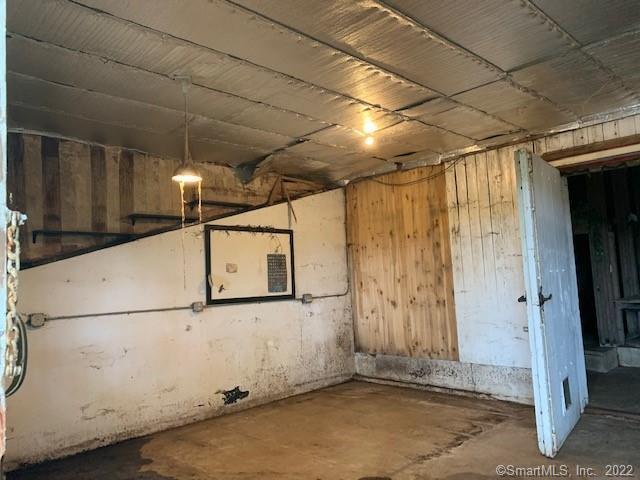 First floor, 1700 Square Foot potato barn for rent at the Fish Family Farm in lovely Bolton, CT. Property has running water and propane heat. In the past has been used as an herb farm, floral shop and a carpenters woodshop.