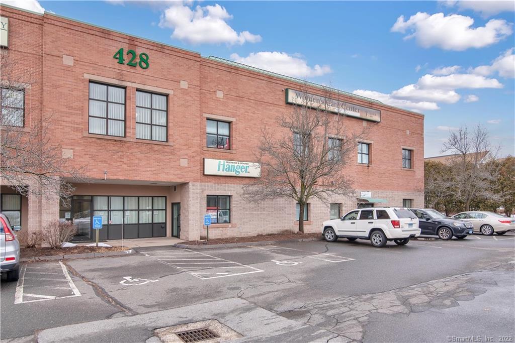 Looking for visibility for your business? This rental suite can be seen from I-84. The building is across the street from Rein's Deli with tons of car traffic and people going to other units. Mainly occupied by medical practitioners can be used for just about anything.