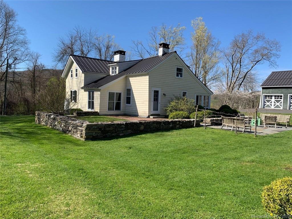 Stylishly renovated 3 bedroom 2 bath farmhouse on White Hollow Road in Sharon, CT. Bucolic country location on a quiet country lane, nearby to great hiking, biking and Sharon Village, Salisbury, and Millerton NY.