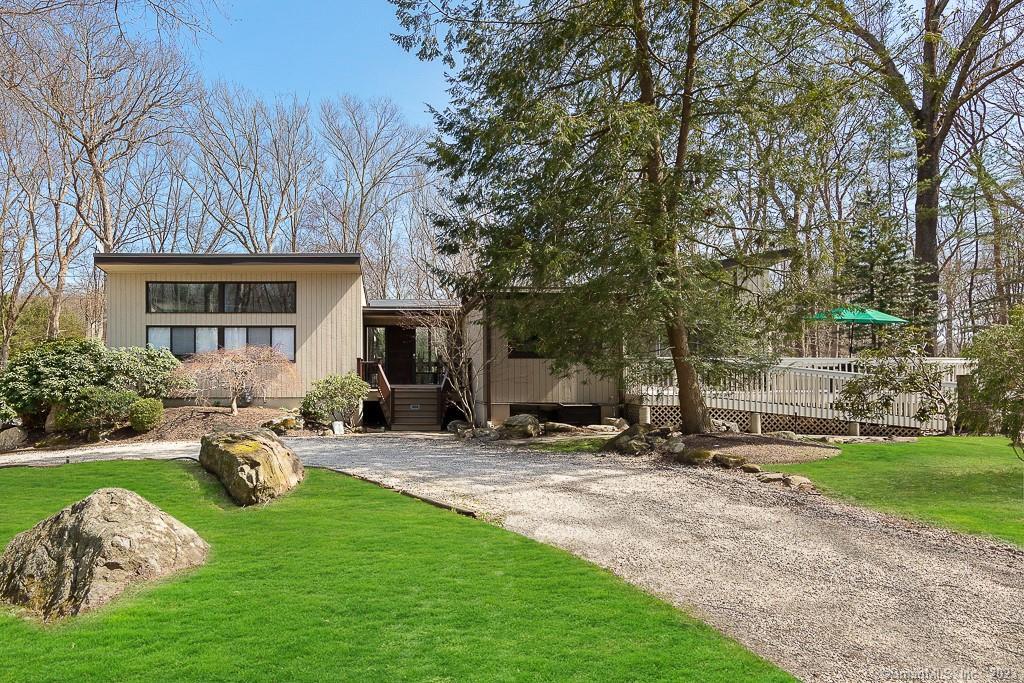 27 Greenlea Lane — exterior photo
