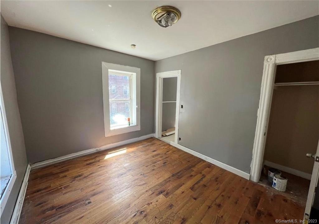 Location! Charming 3rd. Fl. 1 bedroom apartment in Bridgeport, CT! Close to all your needs, all transport and Boston Avenue. Schedule your showing before it's gone.