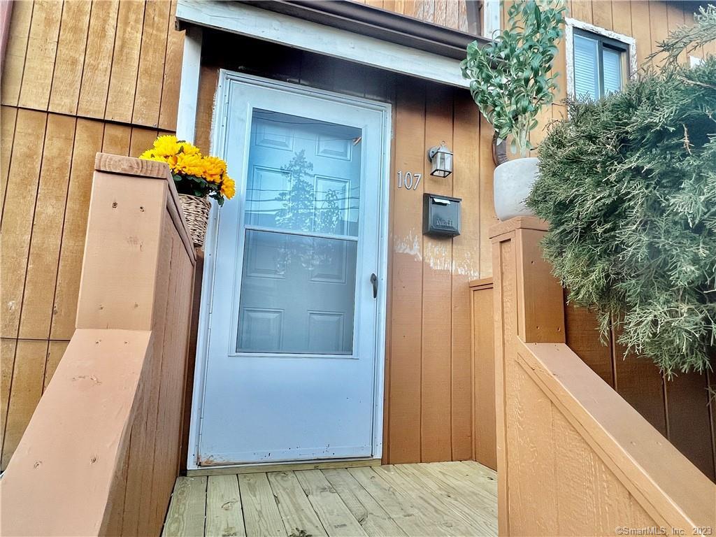 105 Richmond Hill Avenue, Unit 1 (door 107) — exterior photo