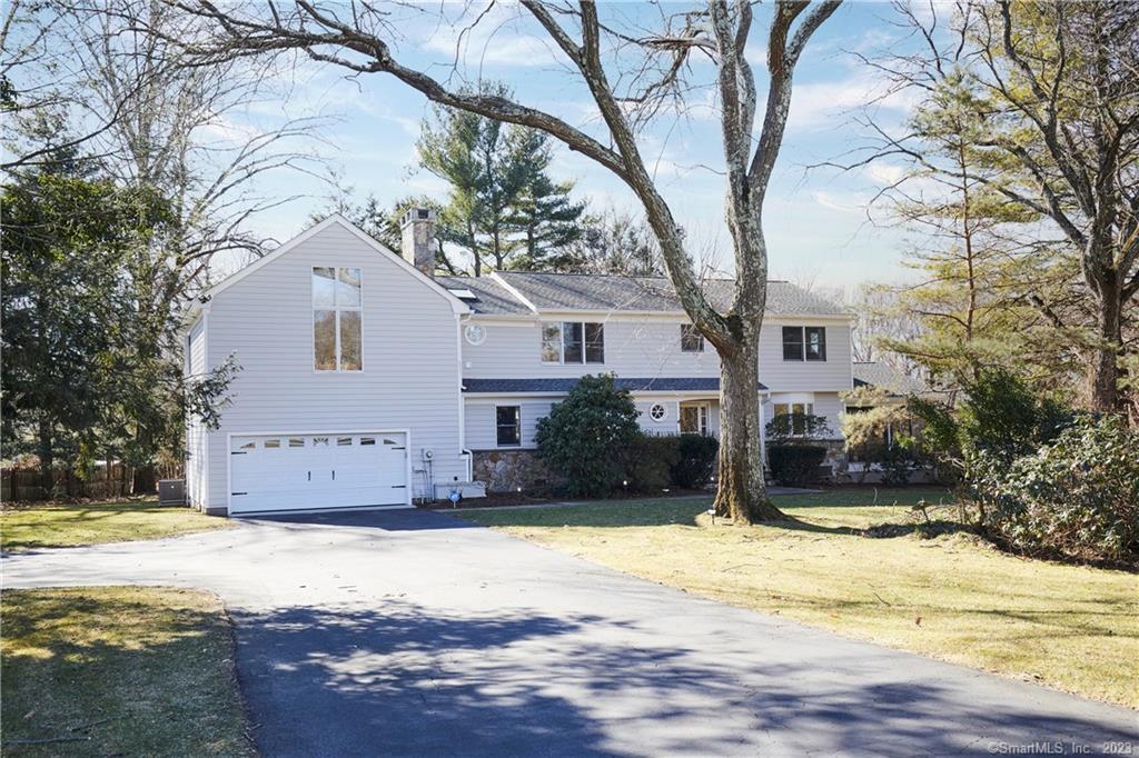 16 Coachmans Court — exterior photo