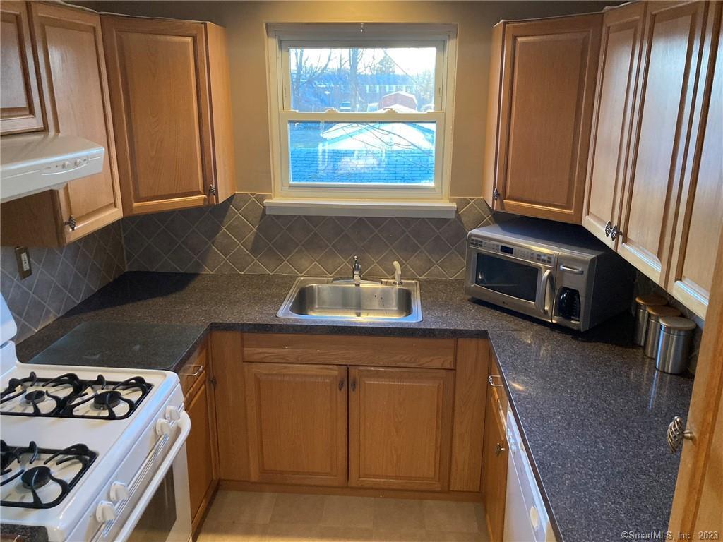 52 Wolfpit Avenue, Unit 3F — exterior photo