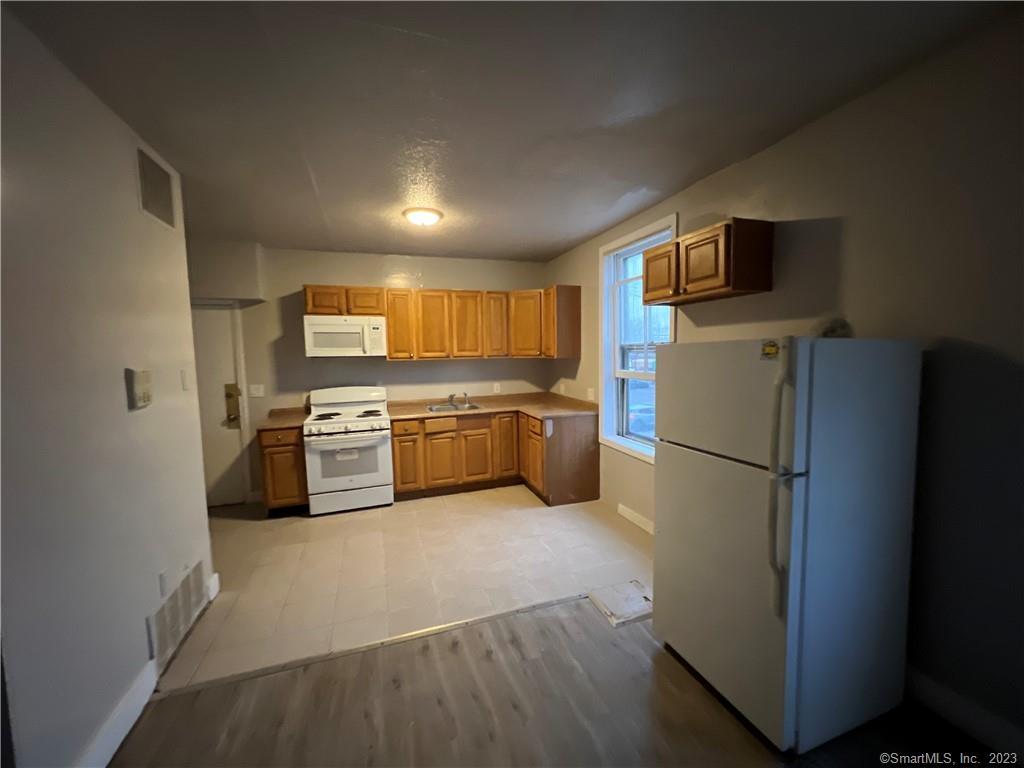 Location, Location, Location !!! Great opportunity to rent this 2 bedroom apartment in the heart of New Haven, CT !! Close to bus stations, supermarkets, stores and much more !!! schedule your showing before it's gone