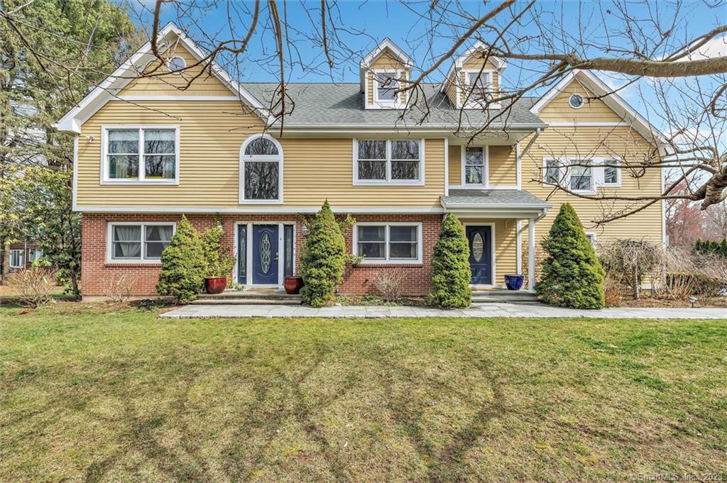4 Coachmans Court — exterior photo