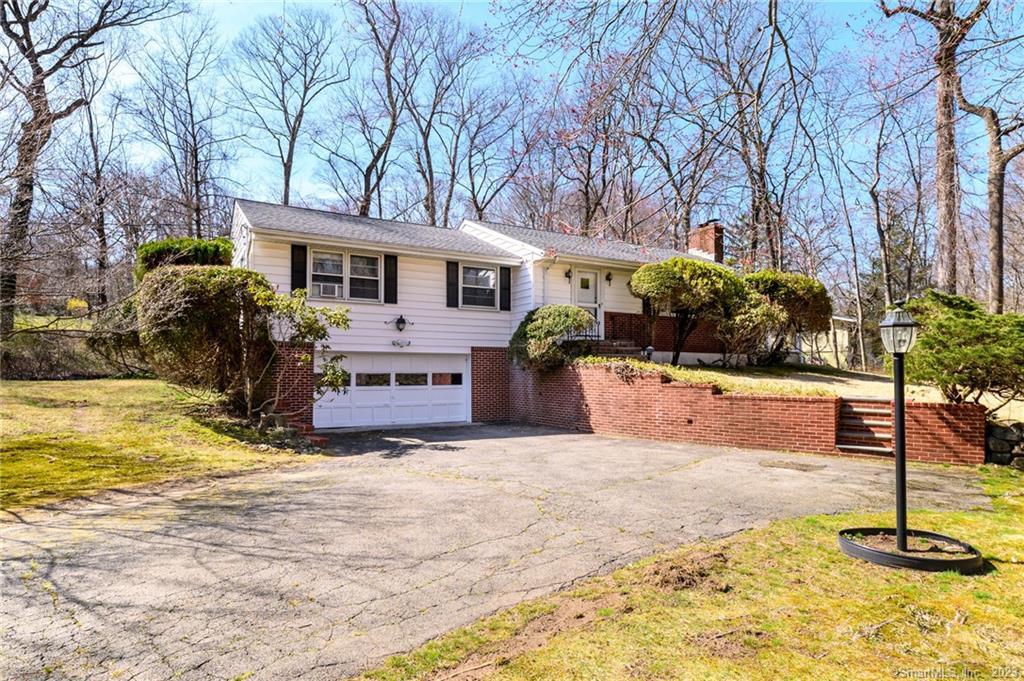 19 Twin Brook Drive — exterior photo