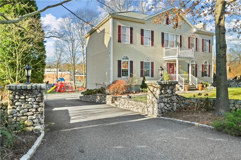 112 Turn Of River Road — exterior photo