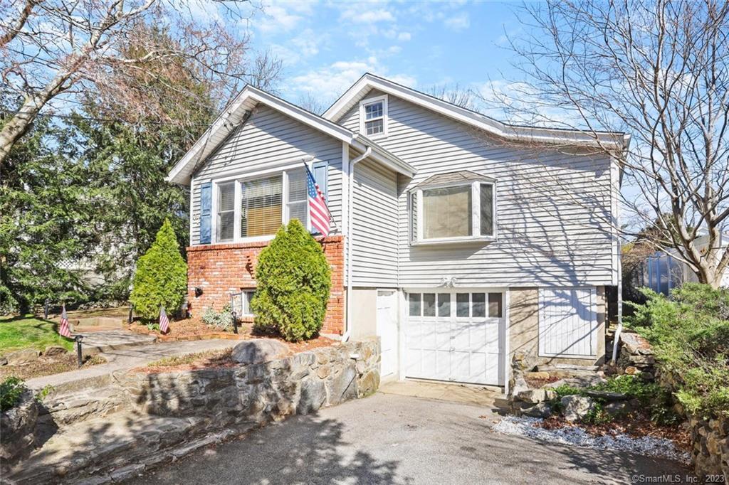 77 Hirsch Road — exterior photo