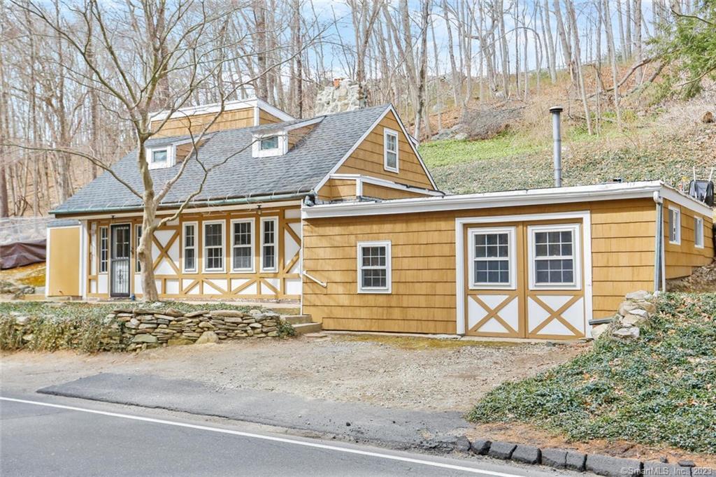 490 Newtown Turnpike — exterior photo