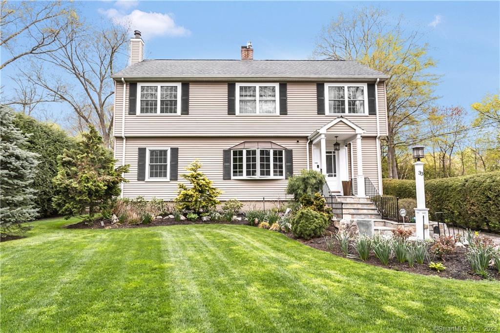 33 Wood Ridge Drive — exterior photo