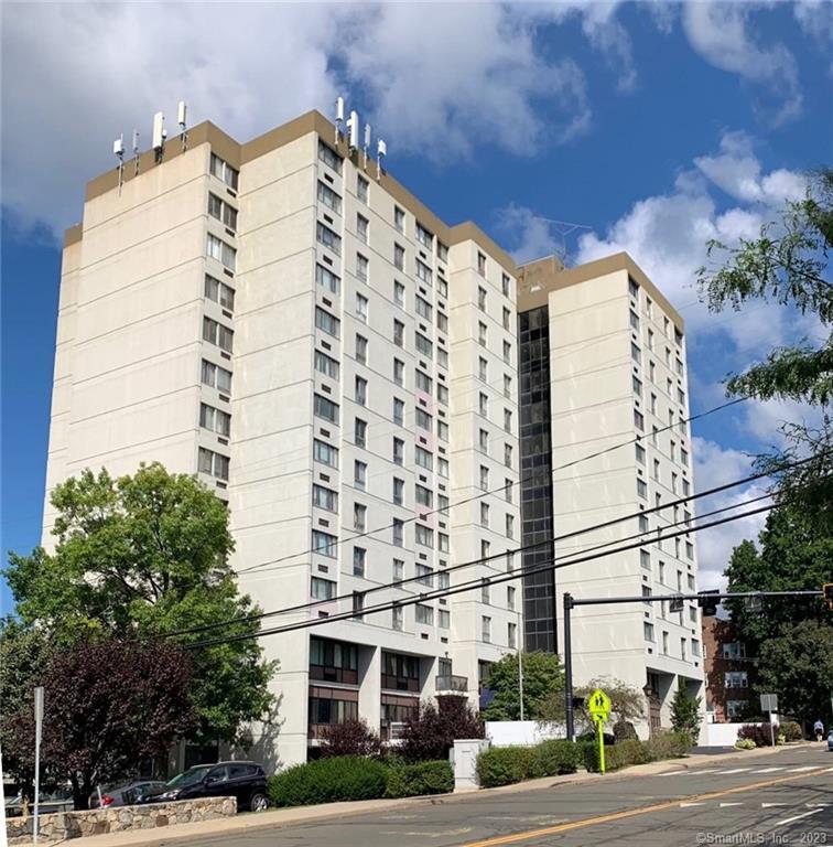 60 Strawberry Hill Avenue, Unit 817 — exterior photo