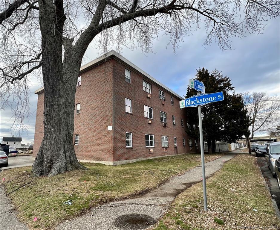 1st floor, one-bedroom apartment in Bridgeport. Heat and hot water are included with the rent. Off-street parking. Application, proof of income, and credit/background check are required. Inquire for a showing.