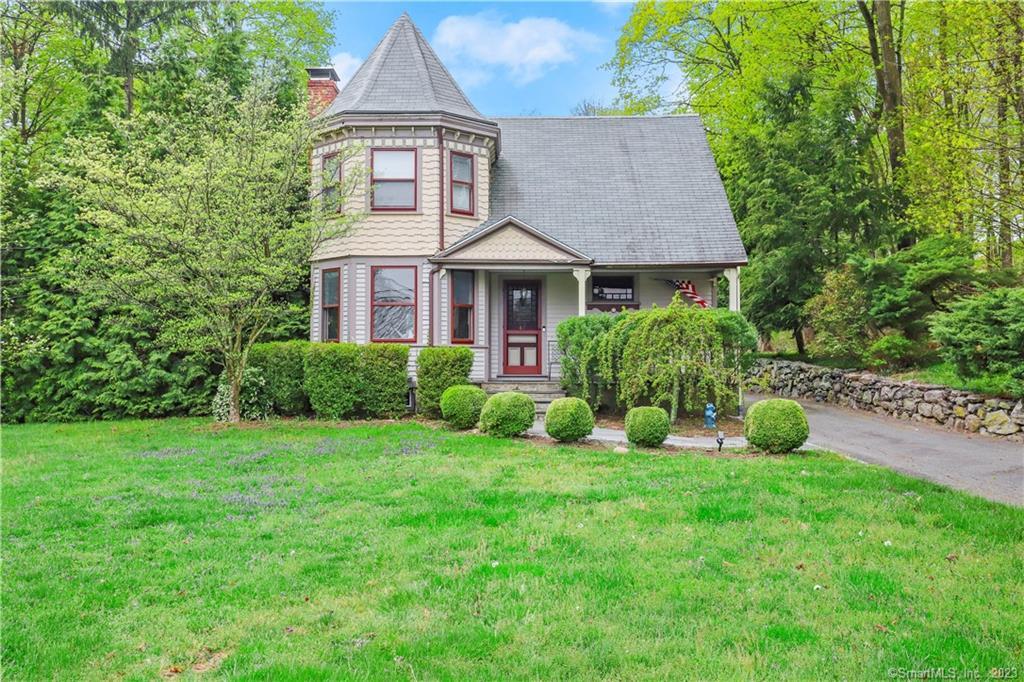 47 Comstock Hill Avenue — exterior photo