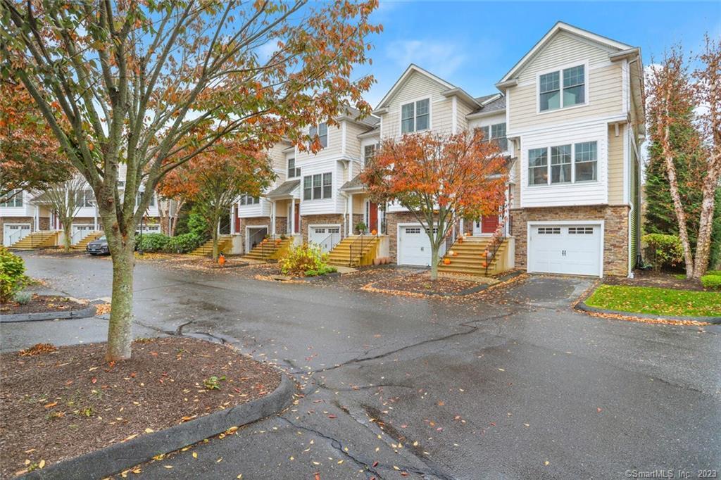 804 Woodland Hills Drive, Unit 804 — exterior photo