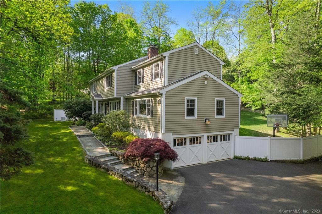 5 Blue Spruce Circle — exterior photo