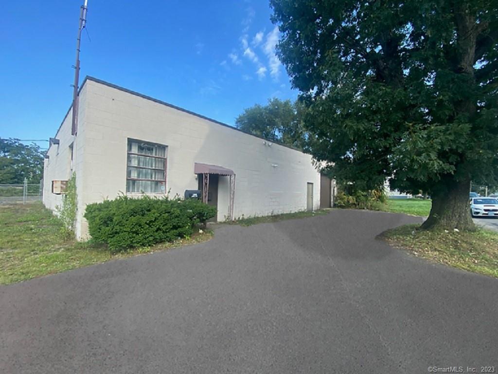 5 Wellington St. Stratford, CT.4, 200 Square Ft.$18 Square Ft.16 Foot Ceilings14 Foot Clearance12 Foot Barn Doors10 Foot Garage Doors1/2 Acre LotPlenty of Parking400 Amp 3 Phase serviceHot Water on DemandNew Furnace*Min Lease 3 years.