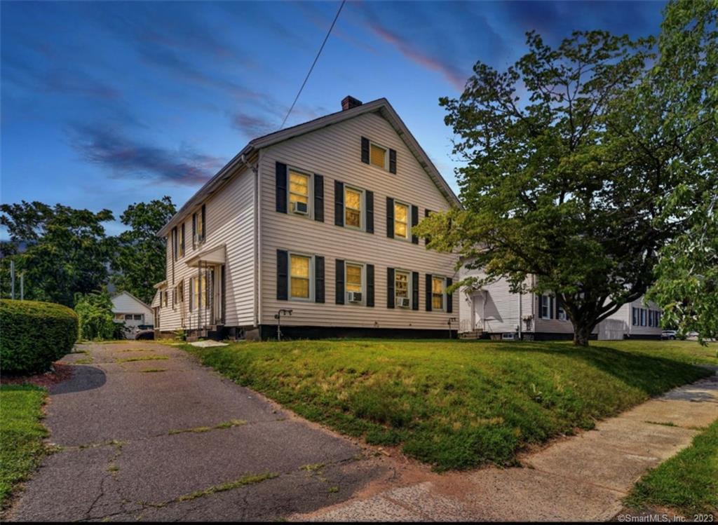 Multiple 4 bedroom, 2 baths apartments available ranging from $2300 to $2600. Close to Quinnipiac, Yale and UNH. Conveniently located close to the highway for an easy commute to New Haven and Hartford. Washer and dryer hookup. Plenty of parking spaces. Ask about pet restrictions.