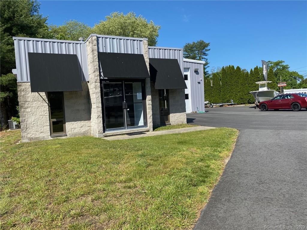 RENOVATED OFFICE SPACE ON ESSEX RD IN OLD SAYBROOK. HEAT & ELECTRICITY INCLUDED.PARKING IN FRONT OF THE BUILDING. CALL-SHOW-RENT:)