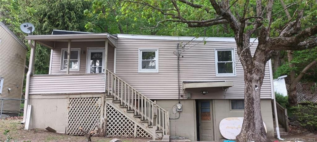 Recently renovated 2 bedroom, 1 bath single family available for immediate occupancy.