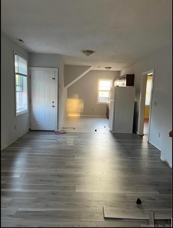 3rd floor unit features 3 spacious bedrooms, open concept living room,  dinning room and kitchen. Close to shopping and bus lines. Laundry hook up in basement